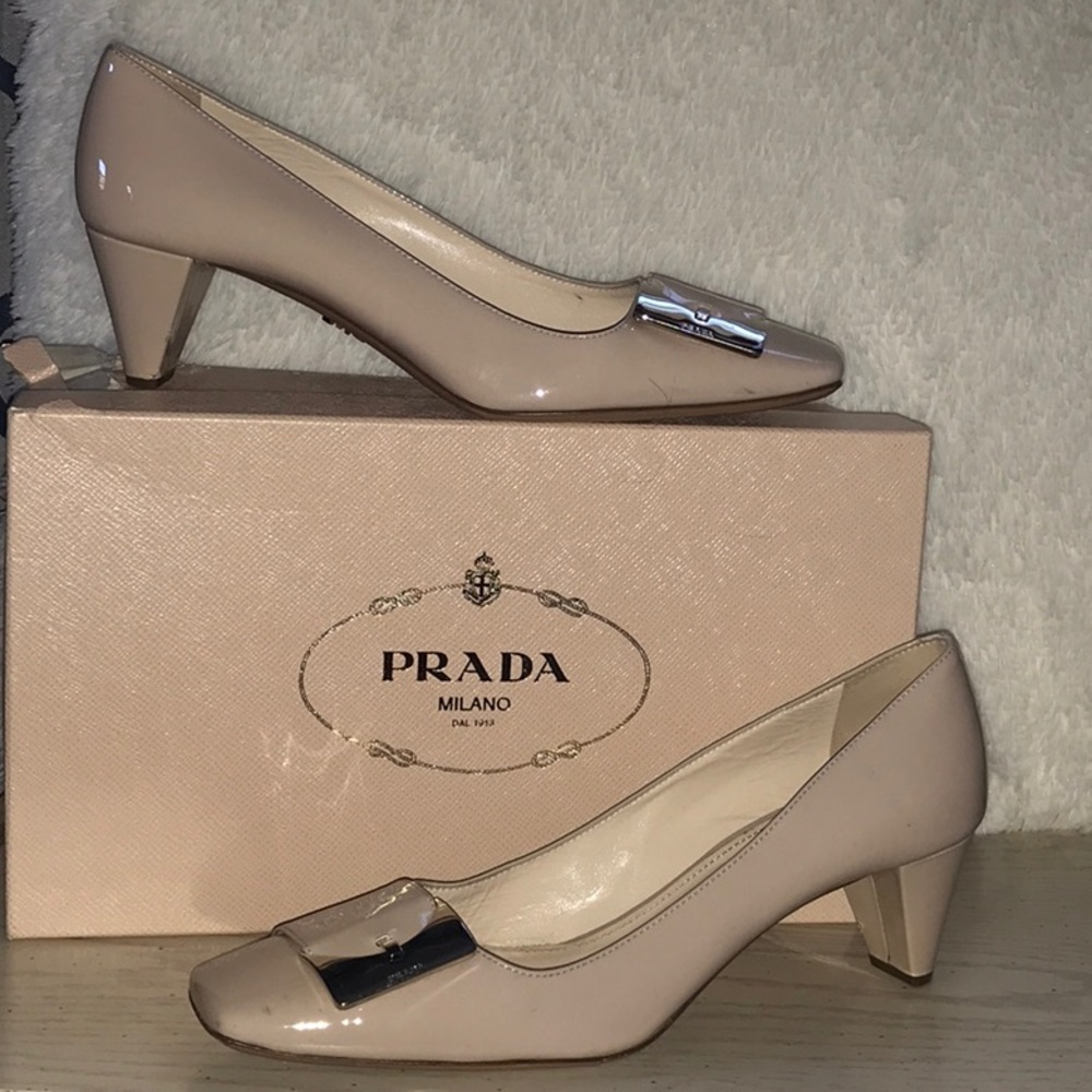 PRADA Kitten heel pumps. Cream leather patent 38.5